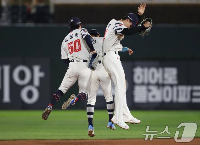 승리에 기뻐하는 롯데 자이언츠 선수들. 2025.5.7/뉴스1 ⓒ News1 윤일지 기자