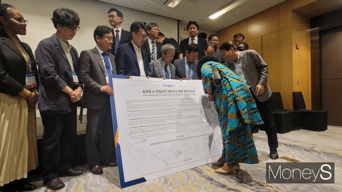 한국자동차기자협회 주최로 8일 열린 '글로벌 e모빌리티 네트워크 포럼'에서 참석자들이 지속가능한 미래 모빌리티 생태계 구축을 위한 공동선언문을 내놨다. /사진=김창성 기자