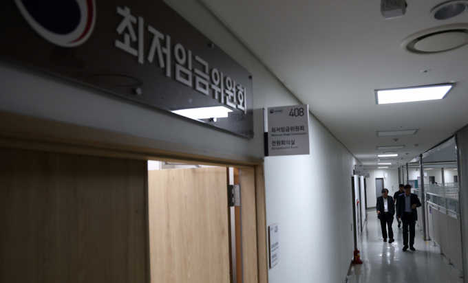 8일 세종시 정부세종청사 고용노동부에서 열린 최저임금위원회 제10차 전원회의에서 8차 수정안으로 각각 시간당 1만900원과 1만180원을 제시후 정회하며 노사가·막판 협상을 이어가고 있다. /사진=뉴스1