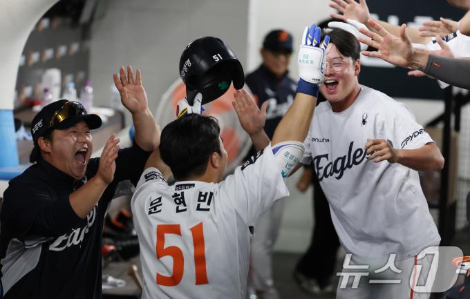 1일 오후 대전한화생명 볼파크에서 열린 프로야구 '2025 신한 SOL뱅크 KBO 리그' 한화 이글스와 NC 다이노스 경기에서 8회말 1사 1, 3루 상황 한화 문현빈이 역전 내야 땅볼을 치고 더그아웃에서 환호하고 있다. 2025.7.1/뉴스1 ⓒ News1 김기태 기자