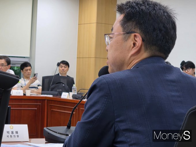 토론회는 이재명 대통령(당시 더불어민주당 대선 후보)이 고용·노동 분야의 첫 번째 공약으로 내세운 '모든 일하는 사람에게 권리를 보장하는 것'을 주제로 삼은 만큼, 높은 관심을 끌었다. 사진은 박홍배  환경노동위원회 위원(더불어민주당·비례)이 발언하는 모습. /사진=김성아 기자