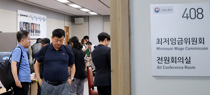 9일 새벽 세종시 정부세종청사 고용노동부에서 전날에 이어 차수를 변경하며 열린 최저임금위원회 11차 전원회의가 산회되며  2026년 최저임금 협상이 결렬된 가운데 정문주 근로자위원(왼쪽)과 류기섭위원이 회의장을 떠나고 있다. / 사진=뉴스1 김기남 기자 /사진=(세종=뉴스1) 김기남 기자