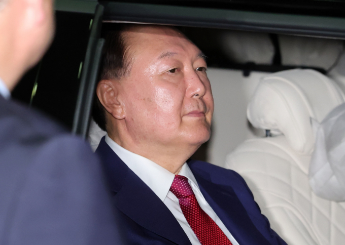윤석열 전 대통령이 석방 4개월만에 다시 구속 기로에 섰다. 오사진은 지난 5일 오후 서울 서초구 서울고등검찰청에 마련된 내란특검 사무실에서 2차 대면 조사를 마친 뒤 귀가한 윤석열 전 대통령. /사진=뉴시스