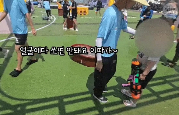 물총놀이하는 남학생을 제지한 키즈카페 직원이 들은 황당한 답변이 재조명되고 있다. 사진은 물총놀이 하는 남학생을 제지하는 키즈카페 직원의 모습. /사진=SNS 갈무리