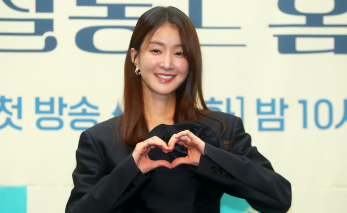 배우 이시영이 이혼한 상태에서 둘째 임신 소식을 밝혀 대중을 놀라게 했다. 사진은 지난달 16일 서울 마포구 스탠포드호텔에서 열린 ENA 새 월화드라마 '살롱 드 홈즈' 제작발표회에서 참석한 배우 이시영. /사진=뉴시스