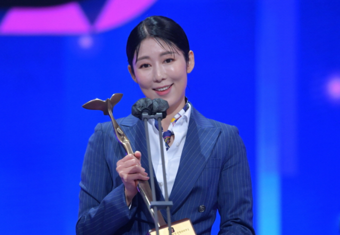 일본 출신 방송인 사유리가 정자를 기증받아 자발적 비혼모를 선택했다. 사진은 지난 2021년 12월 진행된 '2021 KBS 연예대상'에서 리얼리티 베스트 엔터테이너상을 수상한 방송인 사유리. /사진=KBS 제공