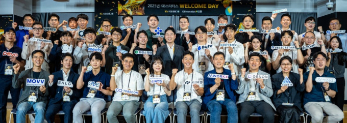 이창권(두 번째 줄 왼쪽 일곱 번째) KB금융지주 디지털·IT부문장이 지난 8일 강남HUB센터에서 열린 KB스타터스 웰컴데이에서 스타트업 관계자들과 기념촬영을 하고 있다. /사진=KB금융