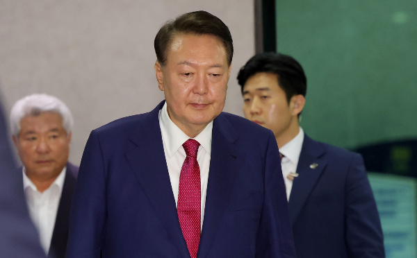 윤석열 전 대통령이 구속 전 피의자 심문을 앞둔 가운데 박지원 더불어민주당 의원이 그를 직격했다. 사진은 윤석열 전 대통령이 내란특검 사무실에서 2차 대면 조사를 마친 뒤 귀가하는 모습. /사진=뉴시스