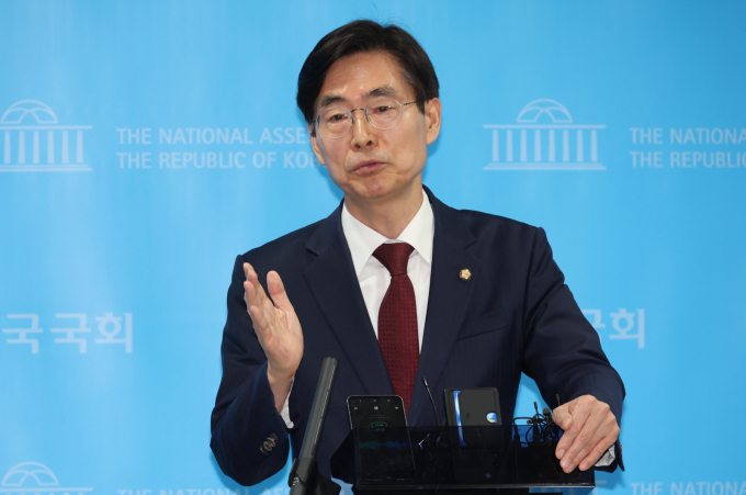 전당대회 출마를 선언한 조경태 의원은 당대표가 되면 윤석열 전 대통령을 결사 옹호한 의원들에게 반드시 책임을 묻겠다고 말했다. 사진은 지난 5월10일 조경태 국민의힘 의원이 서울 여의도 국회 소통관에서 '국민의힘 대선후보 불법교체 즉각 철회 촉구' 기자회견을 마치고 취재진의 질문에 답변하는 모습. /사진=뉴시스