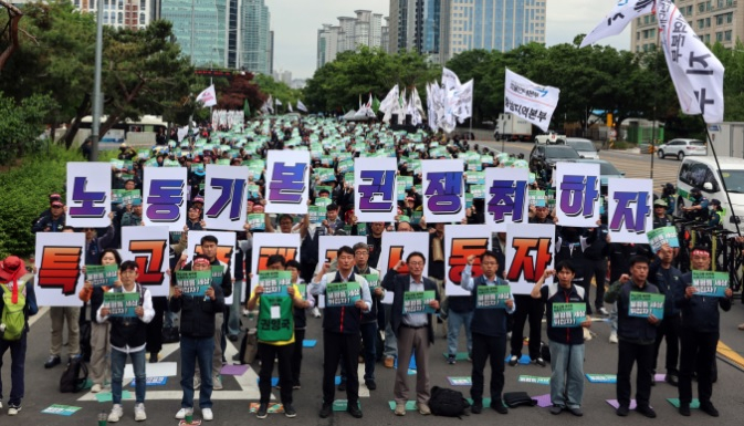민주노총 조합원들이 지난 5월19일 서울 영등포구 여의도 국회의사당역 앞에서 열린 '특수고용·플랫폼 노동자 노동기본권 쟁취 민주노총 결의대회'에서 구호를 외치는 모습. /사진=뉴스1