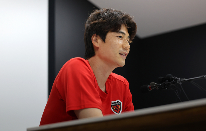 법원이 축구선수 기성용이 성폭력 가해 논란 폭로자를 상대로 제기한 억대 손해배상 청구 소송 1심에서 일부 승소를 판결했다. 사진은 지난 4일 경북 포항시 북구 포항스틸러스 송라클럽하우스에서 열린 기성용 입단 미디어데이에서 기성용이 취재진과 인터뷰 하는 모습. /사진=뉴시스 