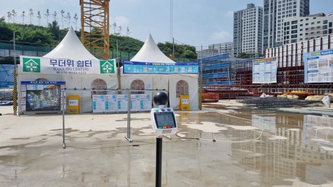 한국토지주택공사(LH)가 근로자 안전을 위한 '체감온도 기반 건설현장 폭염 관리 대책'을 마련했다. 사진은 현장 작업공간에 체감온도 측정기를 설치한 모습. /사진=LH