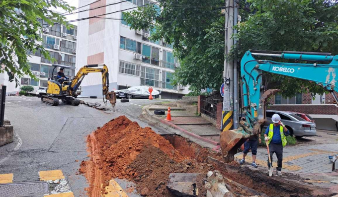상수도 설치 공사를 하는 수원 망포동 청와아파트./사진제공=수원시