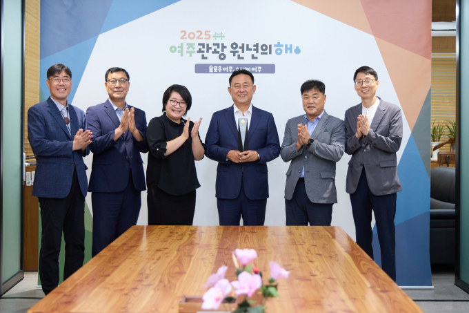 이충우 여주시장(오른쪽 세번째)이 시의 대표 농산물 브랜드인 '대왕님표 여주쌀'이 2025년 한국산업의 브랜드파워(K-BPI) 조사에서 농산물 브랜드 부문 1위를 차지해 기념패를 들고 관계자들과 사진 촬영을 하고 있다. /사진제공=여주시