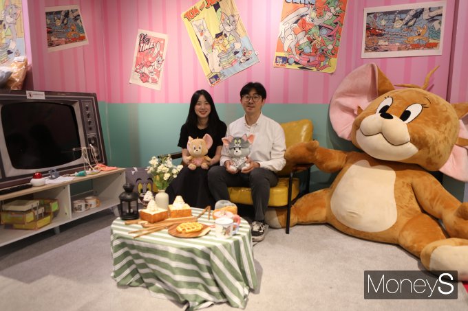 롯데백화저 광주점 9층 '톰과 제리' 팝업 행사장에 마련된 포토존에서 관계자들이 포즈를 취하고 있다/사진=롯데백화점 홍보 3팀 제공.