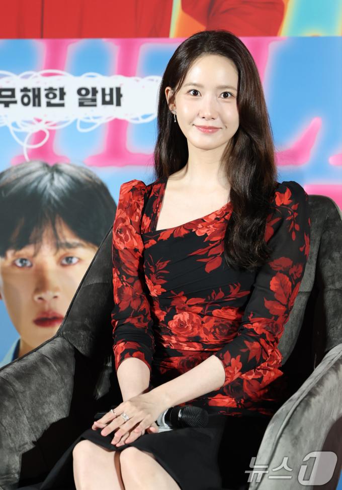 배우 임윤아가 9일 서울 용산구 CGV용산아이파크몰에서 열린 영화 '악마가 이사왔다‘(감독 이상근) 제작보고회에 참석해 미소를 짓고 있다. '악마가 이사왔다'는 새벽마다 악마로 깨어나는 선지(임윤아 분)를 감시하는 기상천외한 아르바이트를 하게 된 청년 백수 길구(안보현 분)의 영혼 탈탈 털리는 이야기를 담은 악마 들린 코미디다. 2025.7.9/뉴스1 ⓒ News1 권현진 기자