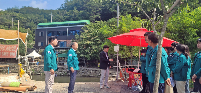 군위군 동산계곡 합동단속 T/F팀이 불법 행위 점검하고 있다./사진제공=대구 군위군