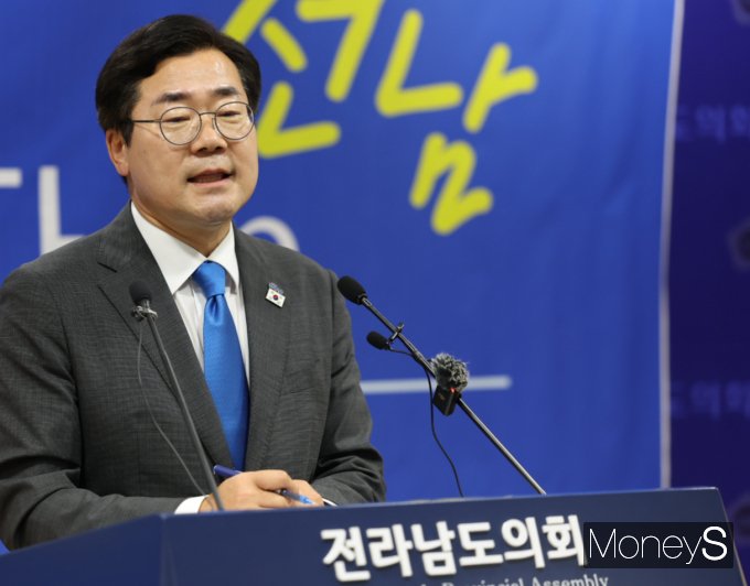 박찬대 더불어민주당 당 대표 후보가 9일 전남도의회 브리핑룸에서 '호남이 묻고 박찬대가 답하다 in 전남' 기자회견을 갖고 질의에 답하고 있다./홍기철기자
