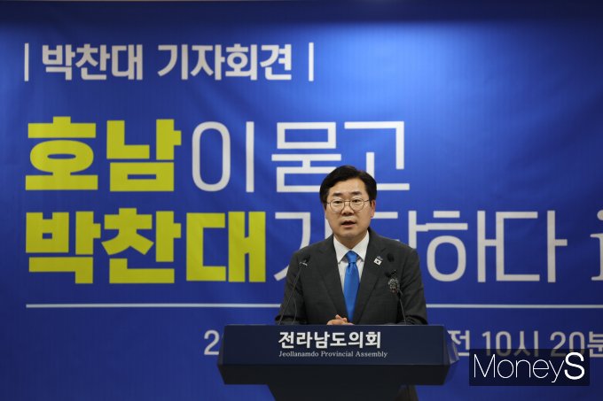 박찬대 더불어민주당 당 대표 후보가 9일 전남도의회 브리핑룸에서 '호남이 묻고 박찬대가 답하다 in 전남' 기자회견을 갖고 인사말을 하고 있다./홍기철기자