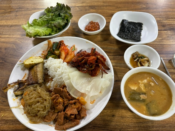 한식 뷔페에서 그릇을 많이 사용했다가 사장에게 공개적으로 모욕을 당했다는 사연이 전해졌다. 사진은 한 여성이 한식 뷔페에서 사용한 그릇. /사진=스레드 캡처