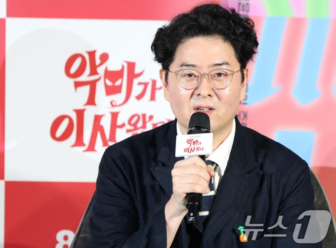 이상근 감독이 9일 서울 용산구 CGV용산아이파크몰에서 열린 영화 '악마가 이사왔다‘ 제작보고회에 참석해 인사말을 하고 있다. '악마가 이사왔다'는 새벽마다 악마로 깨어나는 선지(임윤아 분)를 감시하는 기상천외한 아르바이트를 하게 된 청년 백수 길구(안보현 분)의 영혼 탈탈 털리는 이야기를 담은 악마 들린 코미디다. 2025.7.9/뉴스1 ⓒ News1 권현진 기자