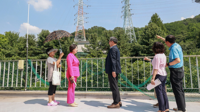 '청계산 송전전로 지중화' 문제로 지난 8일 과천시를 방문한 한국전력공사 경기지역본부 전력관리처창 등 관계자들이 신계용 시장(왼쪽서 두 번째)의 안내로 송전탑 현장을 살펴보고 있다./사진제공=과천시