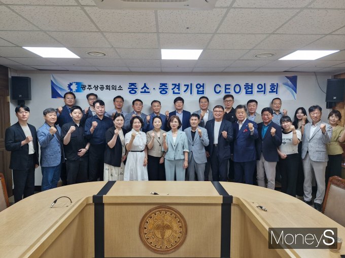 광주 중소·중견 CEO협의회원들은 9일 제2차 회의를 마친 후 기념 사진을 촬영하고 있다/사진=광주산의 제공.특별 강연회 성료 