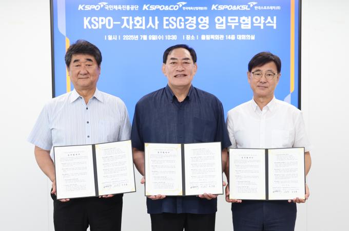 체육공단이 자회사와 함께 공공기관 ESG 경영의 선도적 이행을 위한 업무협약을 체결했다. 왼쪽부터 신치용 한국체육산업개발 대표이사, 하형주 체육공단 이사장, 박용철 한국스포츠레저 대표이사. (체육공단 제공)