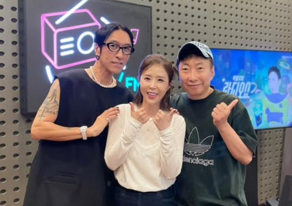 그룹 코요태 멤버 빽가(왼쪽)가 신지의 결혼 소식에 당황해했던 장면을 회상했다. /사진='박명수의 라디오쇼' 인스타그램