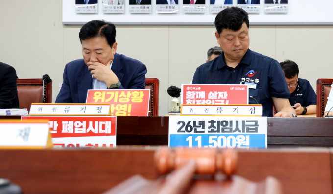 지난 8일 세종시 정부세종청사 고용노동부에서 열린 최저임금위원회 제10차 전원회의에서 류기섭 사용자위원과 류기정 근로자위원이 막판 협상을 시작하며 자료를 살피고 있다. / 사진=뉴스1 김기남 기자 /사진=(세종=뉴스1) 김기남 기자