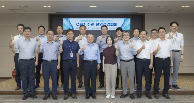 김준동 남부발전 사장(앞줄 왼쪽 4번째)과 주요 조직장들이 ‘CEO 현안점검회의’를 마친 뒤 기념촬영을 하고 있다./사진=남부발전