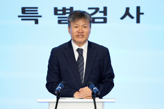 윤석열 전 대통령 배우자 김건희 여사 관련 의혹을 수사하는 민중기 특별검사팀이 김 여사 집사로 알려진 김모씨 관련 수사에 착수했다고 언론 브리핑에서 말했다. 사진은 민중기 특별검사팀 문홍주 특검보가 지난 7일 서울 종로구 KT광화문빌딩 웨스트에 마련된 사무실에서 정례 브리핑을 마친 후 취재진 질문에 답하는 모습. /사진=뉴시스