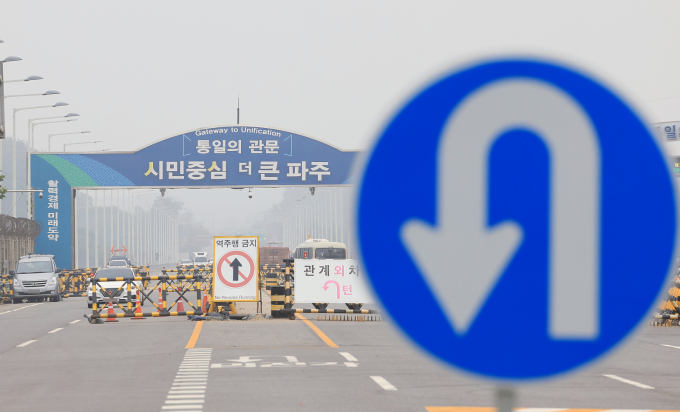 금강산 관광에 나선 민간인관광객이 북한군이 쏜 총탄으로 인해 사망하는 사건이 발생했다. 사진은 지난해 10월16일 북한의 경의선·동해선 남북 연결도로 폭파로 남북 관계가 완전한 단절 국면으로 치닫고 있는 가운데 경기 파주시 통일대교에 바리케이트가 설치되어 있는 전경. /사진=뉴스1
