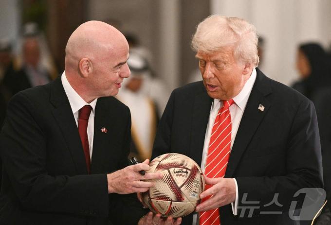 도널드 트럼프 미국 대통령(왼쪽)과 잔니 인판티노 FIFA 회장. ⓒ AFP=뉴스1