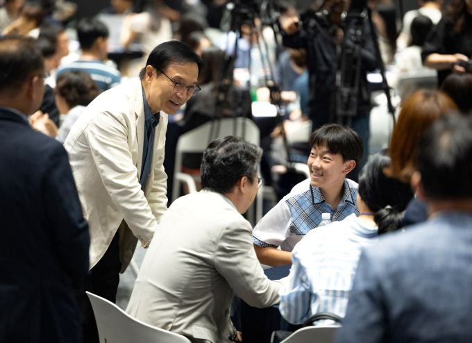 임태희 경기도교육감이 9일 서울대학교 시흥캠퍼스에서 열린 '2025 경기교육정책 현장 소통 공감회'에 참석해 학생들과 대화하고 있다. /사진제공=경기도교육청