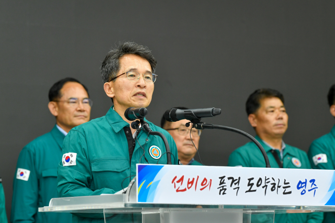 유정근 영주시장 권한대행이 9일 시청에서 납 공장 설립 불허 관련 입장문을 낭독하고 있다./사진제공=경북 영주시