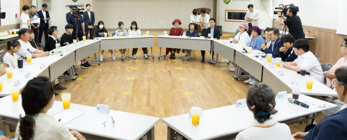 김동연 경기도지사가 9일 파주시 캠프그리브스 DMZ체험관 대성동 마을 주민들과 차담회를 갖고 있다./사진제공=경기도
