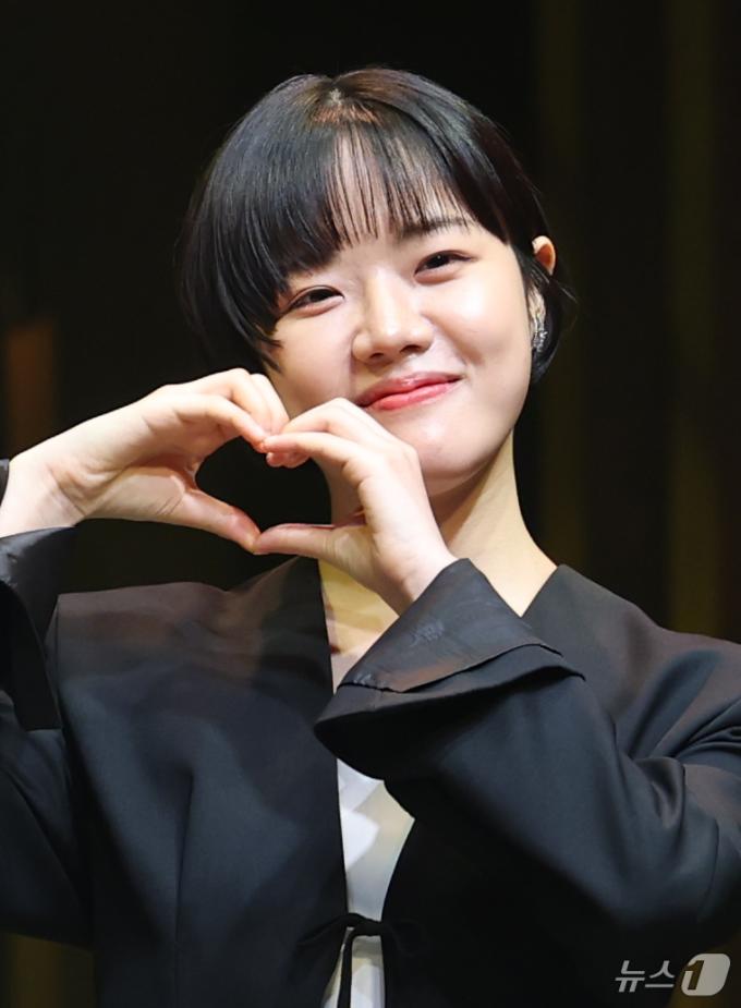 배우 김향기가 9일 오후 서울 서초구 예술의전당 CJ토월극장에서 열린 연극 ‘셰익스피어 인 러브’ 기자간담회에서 포즈를 취하고 있다. ‘셰익스피어 인 러브’는 16세기 런던을 배경으로, 슬럼프에 빠진 젊은 '셰익스피어'가 귀족 여성 '비올라 드 레셉스'를 만나 다시 글을 쓰기 시작하면서 펼쳐지는 이야기를 그린 작품이다. 2025.7.9/뉴스1 ⓒ News1 권현진 기자
