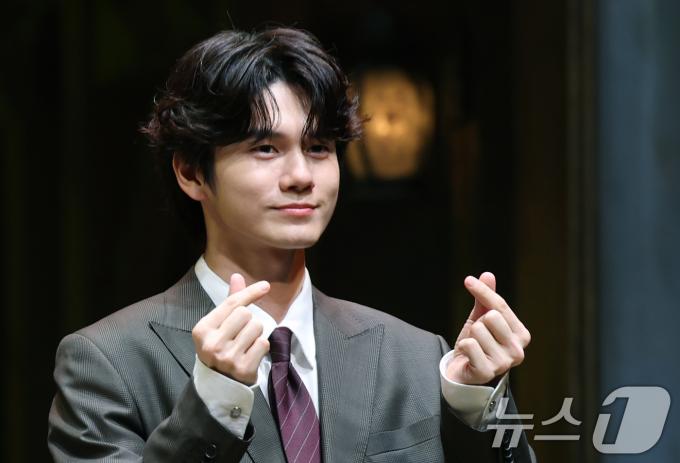 배우 겸 가수 옹성우가 9일 오후 서울 서초구 예술의전당 CJ토월극장에서 열린 연극 ‘셰익스피어 인 러브’ 기자간담회에서 포즈를 취하고 있다. ‘셰익스피어 인 러브’는 16세기 런던을 배경으로, 슬럼프에 빠진 젊은 '셰익스피어'가 귀족 여성 '비올라 드 레셉스'를 만나 다시 글을 쓰기 시작하면서 펼쳐지는 이야기를 그린 작품이다. 2025.7.9/뉴스1 ⓒ News1 권현진 기자