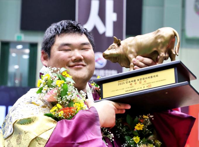 9일 충청북도 보은군 보은국민체육센터에서 열린 ‘위더스제약 2025 민속씨름보은장사씨름대회’ 백두장사(140kg이하)에 등극한 김동현(용인특례시청)이 황소트로피를 들고 기념사진을 찍고 있다.(대한씨름협회 제공)