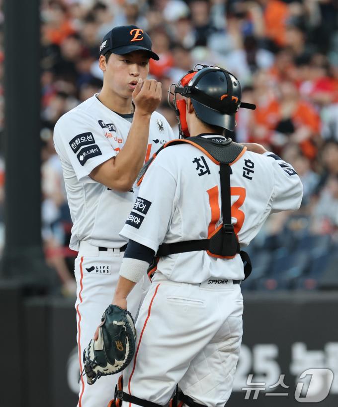 9일 오후 대전 한화생명 볼파크에서 열린 프로야구 '2025 신한 SOL뱅크 KBO 리그' 기아 타이거즈와 한화 이글스 경기에서 한화 선발투수 엄상백이 실점 위기 상황에 최재훈 포수와 논의하고 있다. 2025.7.9/뉴스1 ⓒ News1 김기태 기자