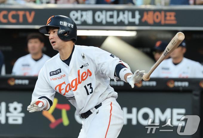 9일 오후 대전 한화생명 볼파크에서 열린 프로야구 '2025 신한 SOL뱅크 KBO 리그' 기아 타이거즈와 한화 이글스 경기에서 3회말 한화 최재훈이 타격을 하고 있다. 2025.7.9/뉴스1 ⓒ News1 김기태 기자