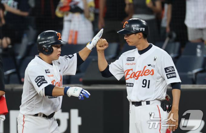 9일 오후 대전 한화생명 볼파크에서 열린 프로야구 '2025 신한 SOL뱅크 KBO 리그' 기아 타이거즈와 한화 이글스 경기에서 4회말 1사 한화 문현빈이 중전안타를 치고 있다. 2025.7.9/뉴스1 ⓒ News1 김기태 기자