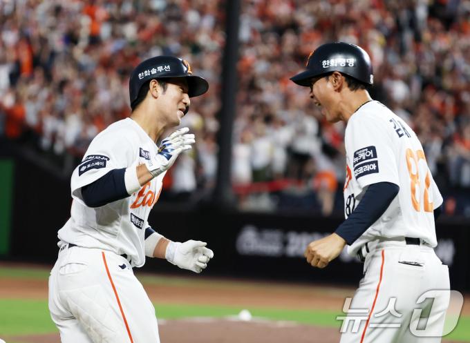 9일 오후 대전 한화생명 볼파크에서 열린 프로야구 '2025 신한 SOL뱅크 KBO 리그' 기아 타이거즈와 한화 이글스 경기에서 4회말 2사 1, 3루 상황 한화 최재훈이 3점 홈런을 치고 환호하고 있다. 2025.7.9/뉴스1 ⓒ News1 김기태 기자