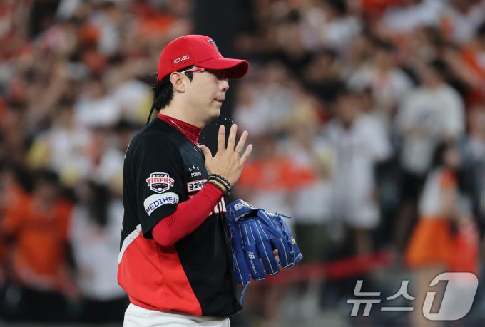 9일 오후 대전 한화생명 볼파크에서 열린 프로야구 '2025 신한 SOL뱅크 KBO 리그' 기아 타이거즈와 한화 이글스 경기에서 4회말 2사 1, 3루 상황 한화 최재훈이 3점 홈런을 맞은 기아 양현종이 땀을 닦고 있다. 2025.7.9/뉴스1 ⓒ News1 김기태 기자