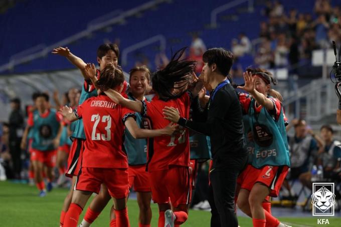 중국과 동아시안컵 첫 경기에서 동점골을 넣고 기뻐하는 여자 축구대표팀.(대한축구협회 제공)