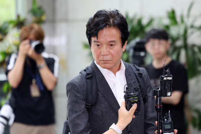 김영훈 고용노동부 장관 후보자가 지난달 24일 서울 중구 서울지방고용노동청에 마련된 인사청문회 준비 사무실로 출근하며 취재진과 질의응답을 하고 있다. /사진=뉴시스