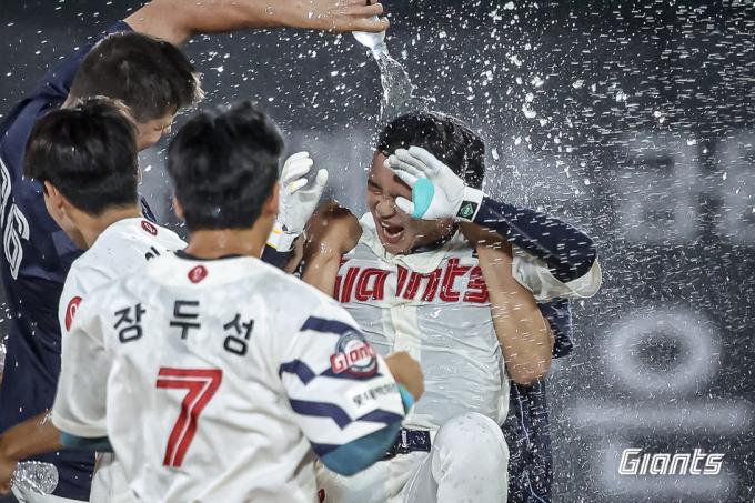 롯데 자이언츠 이호준이 9일 부산 사직구장에서 열린 2025 KBO리그 두산 베어스와 홈 경기에서 연장 11회말 끝내기 안타를 터뜨린 뒤 동료들의 축하를 받고 있다. (롯데 자이언츠 제공)