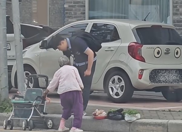 노점에서 고생하는 할머니를 위해 비상금을 꺼낸 중학생 미담이 공개됐다. /사진=인스타그램