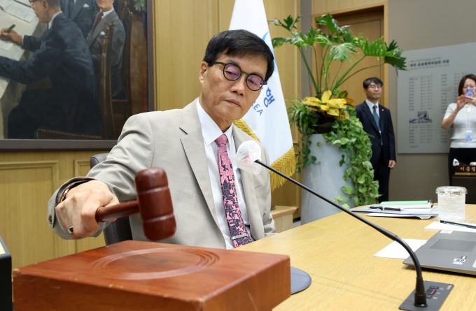 이창용 한국은행 총재가 10일 서울 중구 한국은행 본관에서 열린 금융통화위원회에서 의사봉을 두드리고 있다./사진=뉴시스